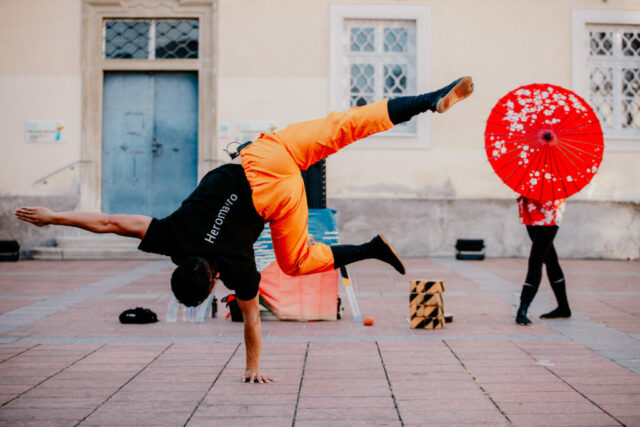 Duo HeroMacro bei einer eindrucksvollen Akrobatik-Performance beim Bravissimo Festival 2023.