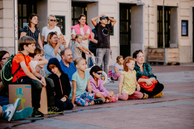 Begeisterte Festivalbesucher:innen verfolgen den Auftritt des Duos HeroMacro beim Bravissimo Festival 2023 in St. Pölten.