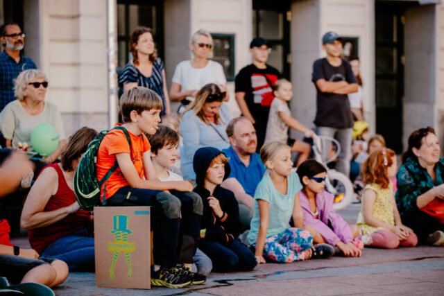 Begeisterte Festivalbesucher:innen verfolgen den Auftritt des Duos HeroMacro beim Bravissimo Festival 2023 in St. Pölten.
