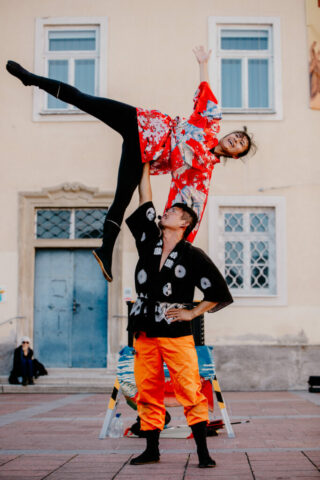 Duo HeroMacro bei einer eindrucksvollen Akrobatik-Performance beim Bravissimo Festival 2023.