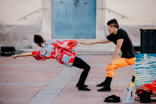 Duo HeroMacro bei einer eindrucksvollen Akrobatik-Performance beim Bravissimo Festival 2023.