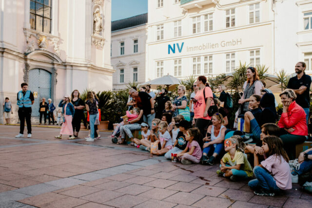 Begeisterte Festivalbesucher:innen verfolgen den Auftritt des Duos HeroMacro beim Bravissimo Festival 2023 in St. Pölten.