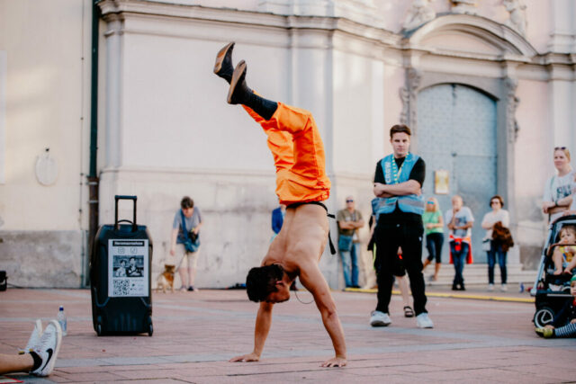 HeroMacro bei einer eindrucksvollen Akrobatik-Performance beim Bravissimo Festival 2023.