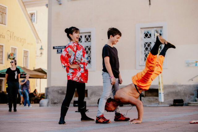 Duo HeroMacro mit dem Publikum beim Bravissimo Festival 2023.