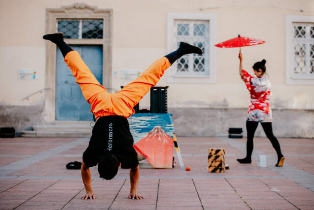 Duo HeroMacro bei einer eindrucksvollen Akrobatik-Performance beim Bravissimo Festival 2023.