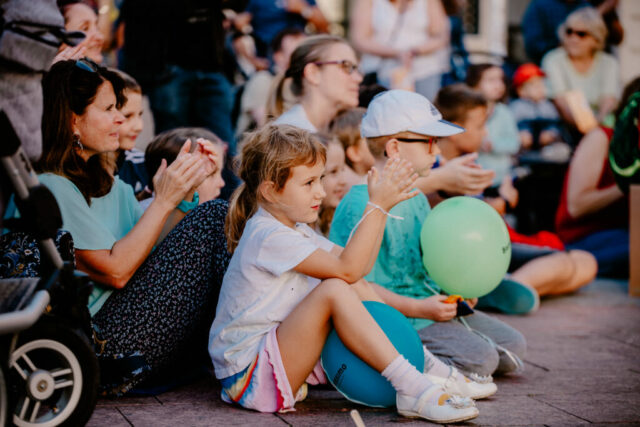 Begeisterte Festivalbesucher:innen verfolgen den Auftritt des Duos HeroMacro beim Bravissimo Festival 2023 in St. Pölten.