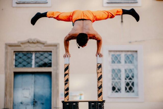 HeroMacro bei einer eindrucksvollen Akrobatik-Performance beim Bravissimo Festival 2023.