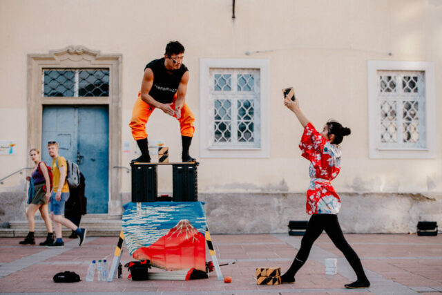 Duo HeroMacro bei einer eindrucksvollen Akrobatik-Performance beim Bravissimo Festival 2023.