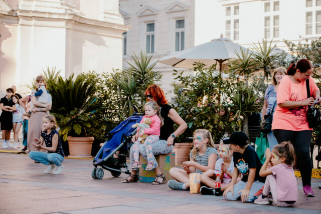 Begeisterte Festivalbesucher:innen verfolgen den Auftritt des Duos HeroMacro beim Bravissimo Festival 2023 in St. Pölten.