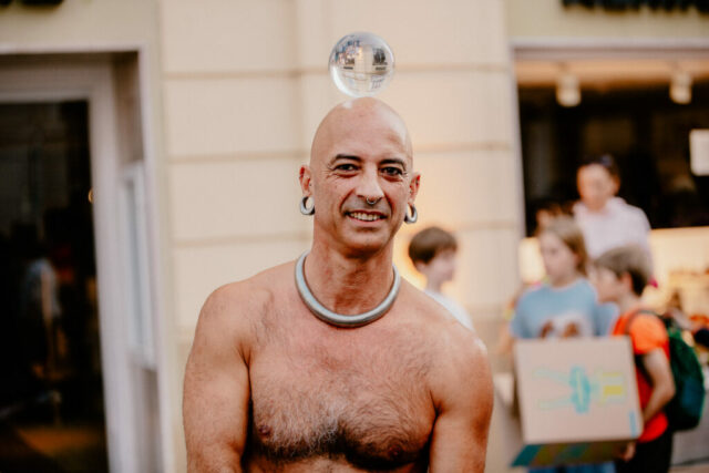 Jyoti Supernaturel bedankt sich bei seinem Publikum und sammelt Hutgeld nach der Show.