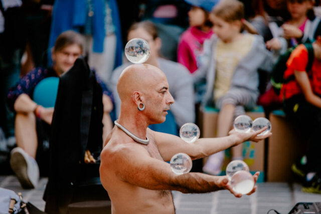 Jyoti Supernaturel balanciert mit Kristallkugeln während seiner Performance beim Bravissimo Festival 2023 in St. Pölten.