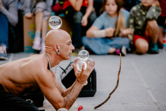 Jyoti Supernaturel balanciert mit Kristallkugeln während seiner Performance beim Bravissimo Festival 2023 in St. Pölten.