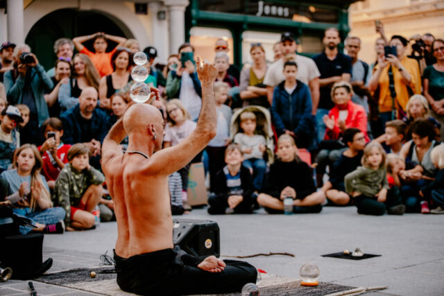 Jyoti Supernaturel hypnotisiert das Publikum mit fließenden Bewegungen und Kristallkugeln.