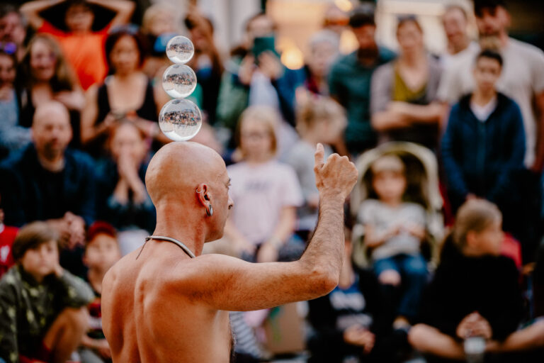 Jyoti Supernaturel balanciert mit Kristallkugeln während seiner Performance beim Bravissimo Festival 2023 in St. Pölten.