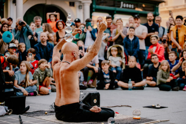 Jyoti Supernaturel bei einer Straßenperformance mit Kristallkugeln in St. Pölten.