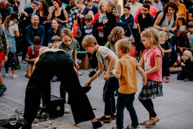 Jyoti Supernaturel hält seinen Hut offen – ein stilles „Danke“ an das Publikum.