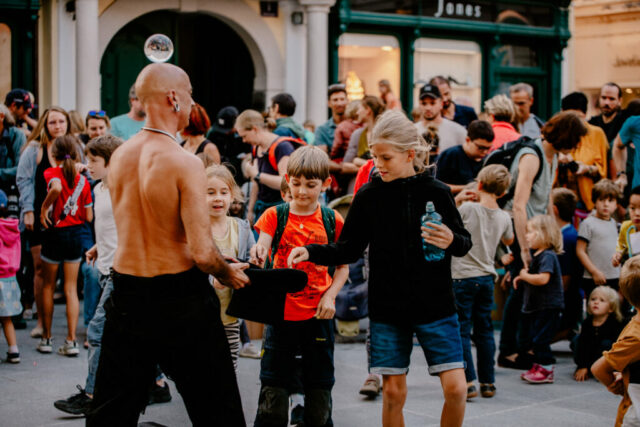 Jyoti Supernaturel hält seinen Hut offen – ein stilles „Danke“ an das Publikum.