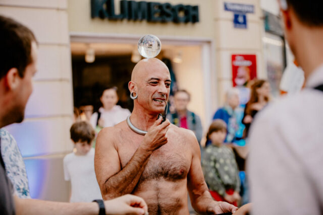 Jyoti Supernaturel im Gespräch mit dem Publikum, während er Spenden entgegennimmt.