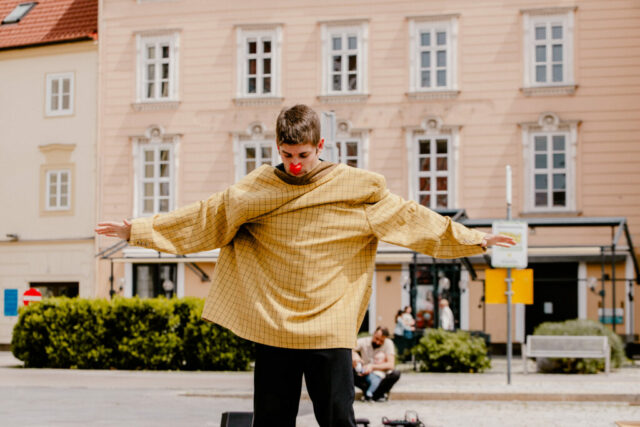 Marijan Raunikar als Bohumil zeigt seine Clownerie, Jonglage und physisches Theater in „Bohumils Sakko“.