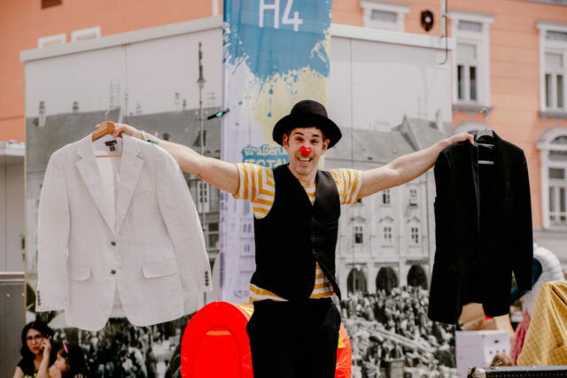 Ein Mann, ein Sakko, ein Lächeln – Marijan Raunikar in seiner Rolle als Bohumil.