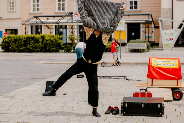 Marijan Raunikar als Bohumil zeigt seine Clownerie, Jonglage und physisches Theater in „Bohumils Sakko“.