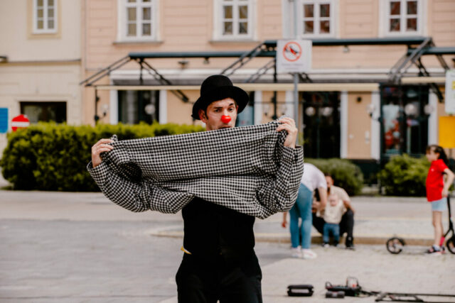 Marijan Raunikar als Bohumil zeigt seine Clownerie, Jonglage und physisches Theater in „Bohumils Sakko“.