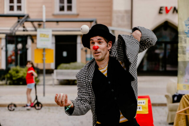 Marijan Raunikar als Bohumil zeigt seine Clownerie, Jonglage und physisches Theater in „Bohumils Sakko“.