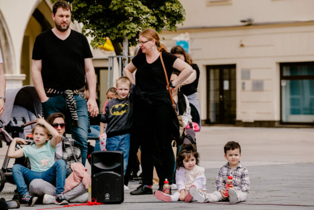 Das Publikum folgt Bohumils Bewegungen – ein stiller Dialog zwischen Bühne und Menschen.