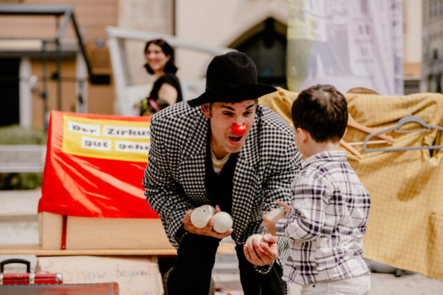 Marijan Raunikar als Bohumil zeigt seine Clownerie, Jonglage und physisches Theater in „Bohumils Sakko“.