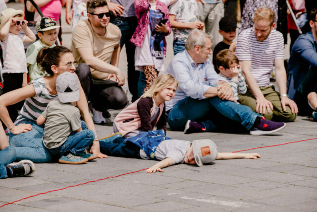 Das Publikum folgt Bohumils Bewegungen – ein stiller Dialog zwischen Bühne und Menschen.