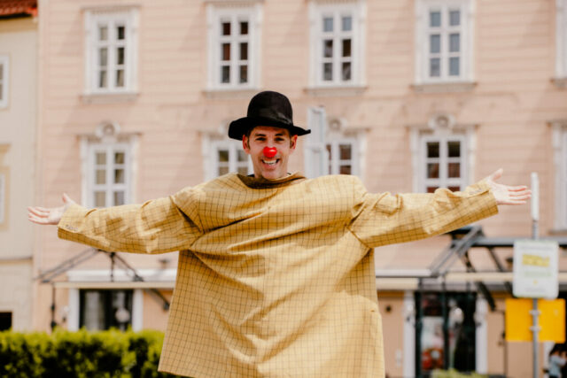 Ein Mann, ein Sakko, ein Lächeln – Marijan Raunikar in seiner Rolle als Bohumil.