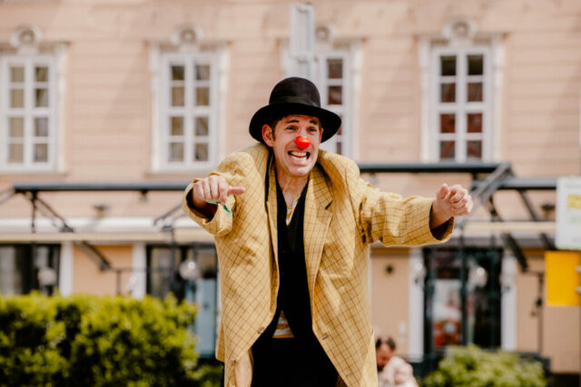 Marijan Raunikar in „Bohumils Sakko“ – Clownerie trifft Bewegungskunst.