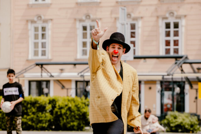 Ein Mann, ein Sakko, ein Lächeln – Marijan Raunikar in seiner Rolle als Bohumil.