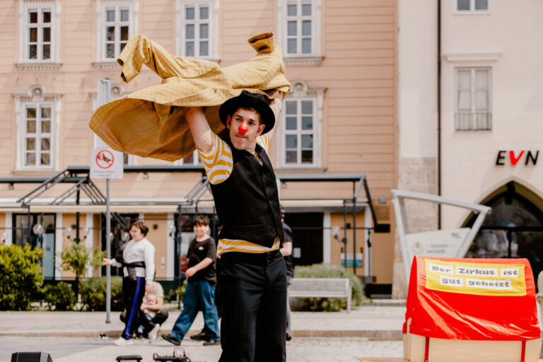 Marijan Raunikar als Bohumil zeigt seine Clownerie, Jonglage und physisches Theater in „Bohumils Sakko“.