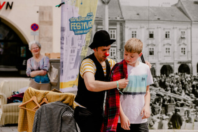 Ein Zuschauer wird zum spontanen Bühnenpartner von Bohumil.