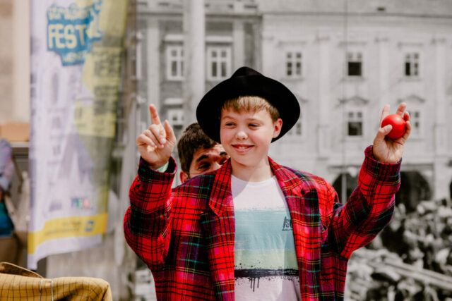 Zuschauer:innen werden in die interaktive Performance von Marijan Raunikar einbezogen.