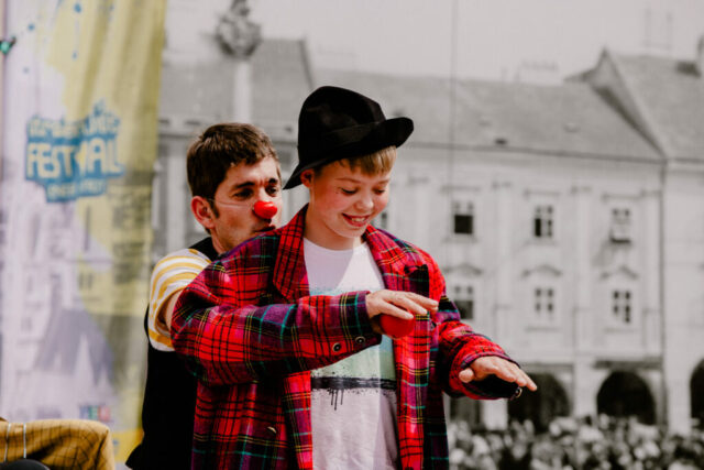 Zuschauer:innen werden in die interaktive Performance von Marijan Raunikar einbezogen.