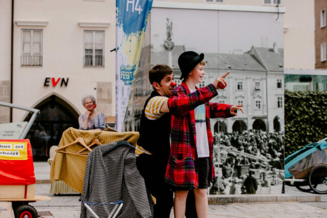 Zuschauer:innen werden in die interaktive Performance von Marijan Raunikar einbezogen.