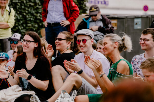 Publikum interagiert aktiv mit Marijan Raunikar während der Performance „Bohumils Sakko“.