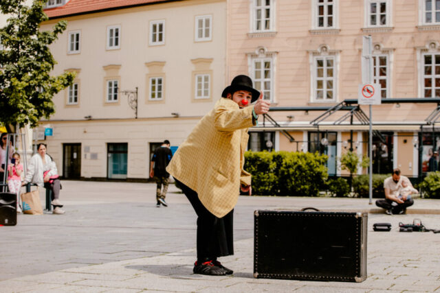 Marijan Raunikar in „Bohumils Sakko“ – Clownerie trifft Bewegungskunst.