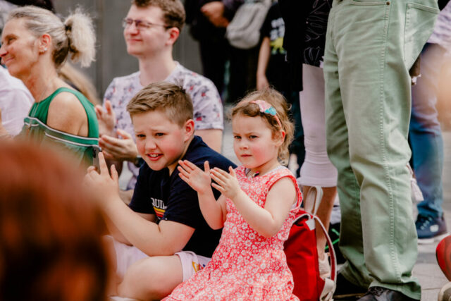 Zuschauer:innen reagieren auf die Performance von Marijan Raunikar.
