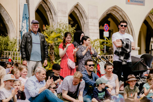 Zuschauer:innen reagieren auf die Performance von Marijan Raunikar.