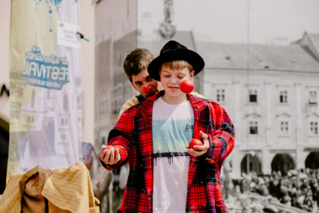 Zuschauer:innen werden in die interaktive Performance von Marijan Raunikar einbezogen.