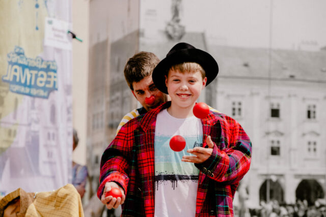 Fröhliche Zuschauer:innen interagieren mit Marijan Raunikar während der Show.