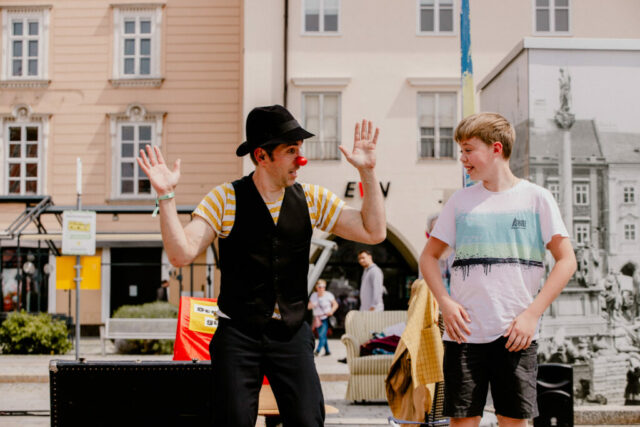 Ein Zuschauer wird zum spontanen Bühnenpartner von Bohumil.