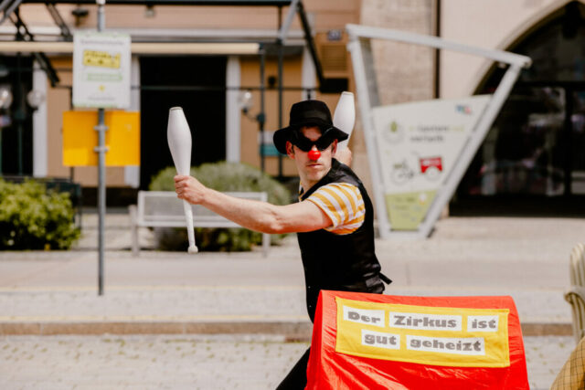 Ein Mann, ein Sakko, ein Lächeln – Marijan Raunikar in seiner Rolle als Bohumil.