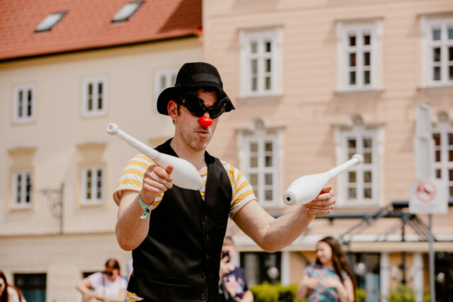 Ein Mann, ein Sakko, ein Lächeln – Marijan Raunikar in seiner Rolle als Bohumil.