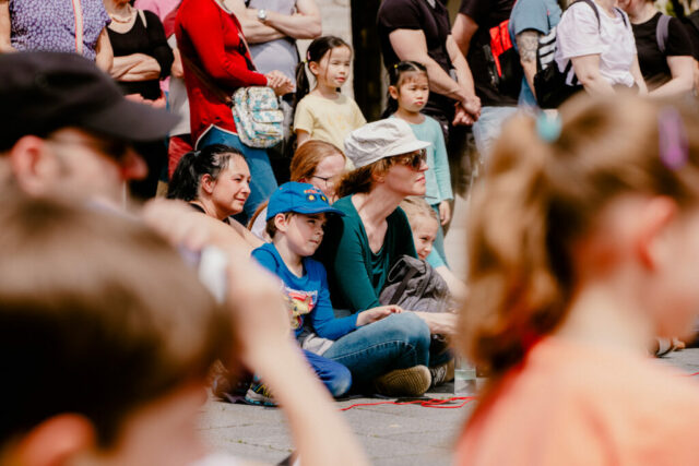 Das Publikum folgt Bohumils Bewegungen – ein stiller Dialog zwischen Bühne und Menschen.