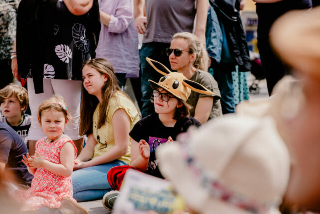 Zuschauer:innen reagieren auf die Performance von Marijan Raunikar.