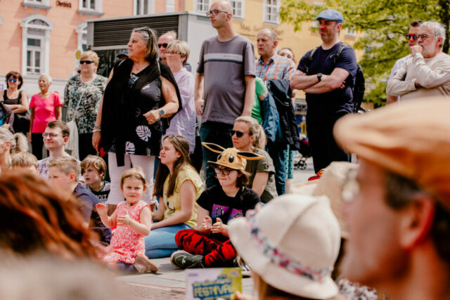 Zuschauer:innen reagieren auf die Performance von Marijan Raunikar.